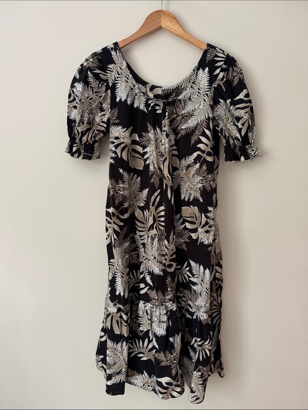 Vintage Hawaiian Midi Length Pullover Muumuu Dress Black Tropical Fern Pattern